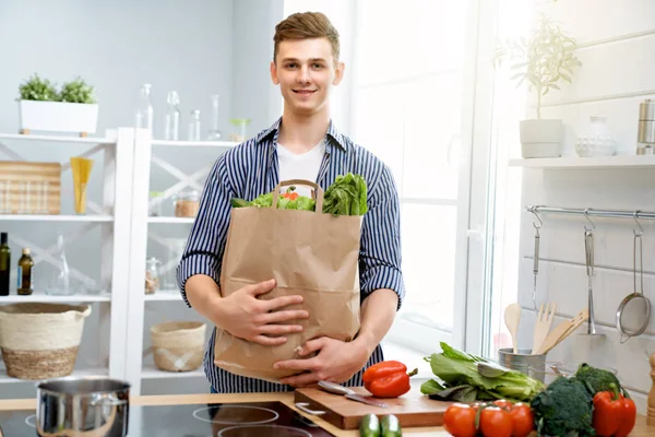 El hombre está preparando la comida adecuada — Foto de Stock