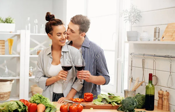 Coppia amorevole sta preparando il pasto corretto — Foto Stock