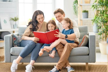 Mutlu aile evde oynuyor..