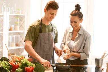 sevgi dolu çift uygun yemek hazırlanıyor