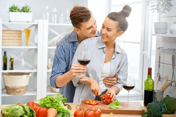 Casal amoroso está preparando a refeição adequada — Fotografia de Stock