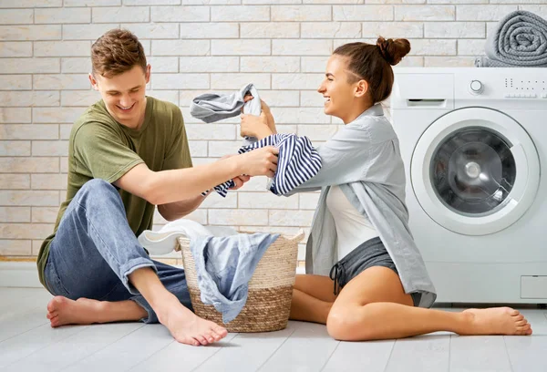 Casal amoroso está fazendo lavanderia — Fotografia de Stock