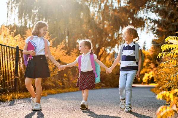 Las chicas con mochila van a la escuela — Foto de Stock