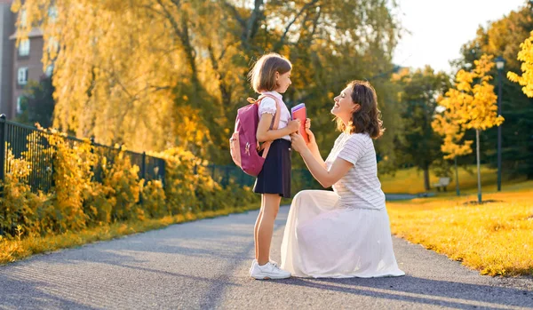 Родитель и ученик ходят в школу — стоковое фото