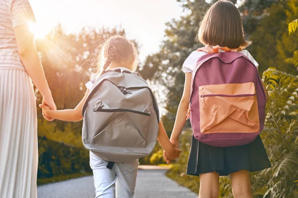 Eltern und Schüler gehen zur Schule — Stockfoto
