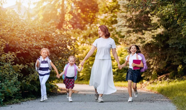 Eltern und Schüler gehen zur Schule — Stockfoto