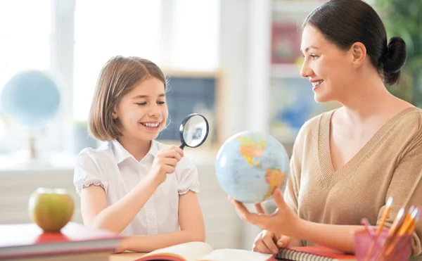 Menina com professor em sala de aula . — Fotografia de Stock