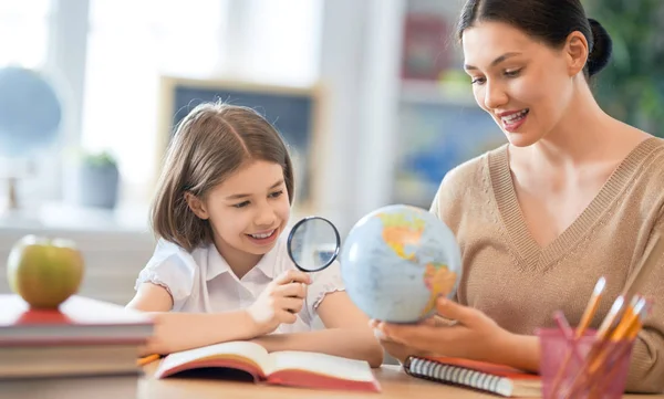 Menina com professor em sala de aula . — Fotografia de Stock