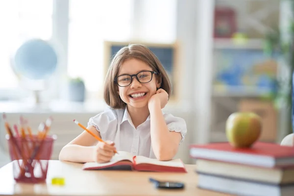 Kind is het leren in de klas — Stockfoto