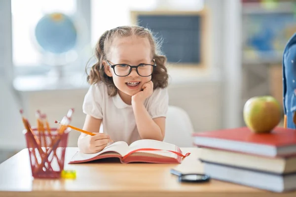 Kind lernt im Unterricht — Stockfoto