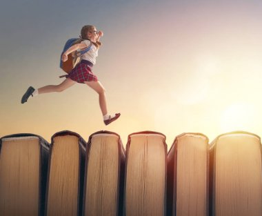 kitap üzerinde çalışan çocuk