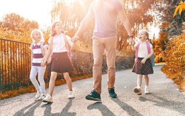 Ebeveyn ve öğrenciler okula gidiyor