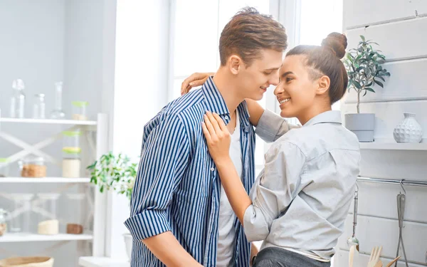 Retrato de jovem casal amoroso — Fotografia de Stock