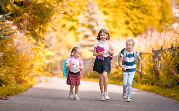 Girls with backpack are going to school — Stock Photo, Image