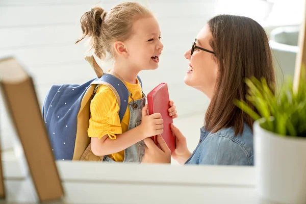 Parent et élève de maternelle . — Photo