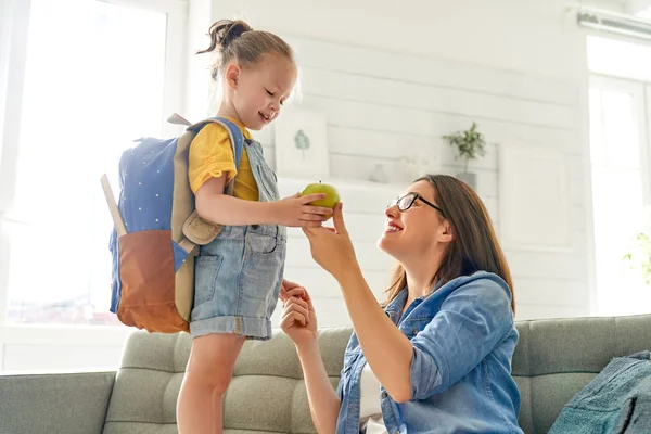 Parent et élève de maternelle . — Photo