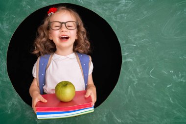 Chalkboard arka planda sınıfta Kid.