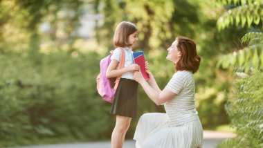 Anne-baba ve öğrenci okula gitmek