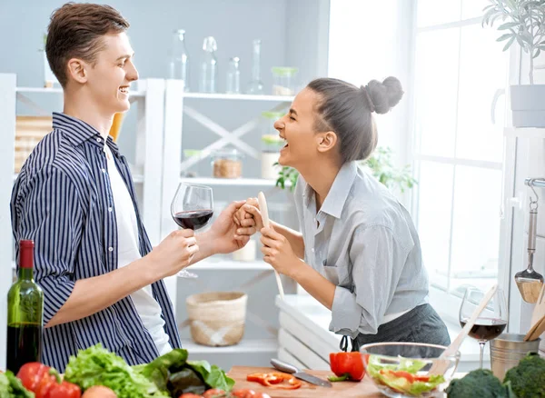 Kärleksfulla par förbereder rätt måltid — Stockfoto