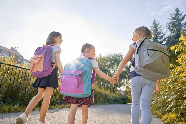 Meninas com mochila estão indo para a escola — Fotografia de Stock