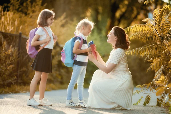 Parent et élèves vont à l'école — Photo