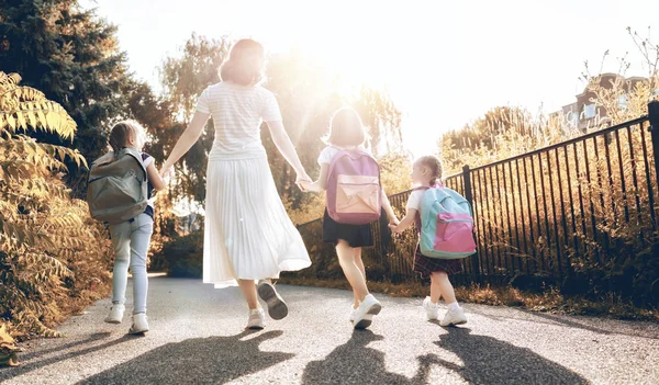 Rodzice i uczniowie idą do szkoły — Zdjęcie stockowe
