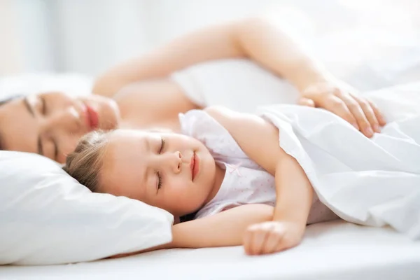 Chica y su madre disfrutar de la mañana soleada — Foto de Stock