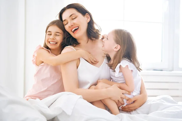 Niñas y su madre disfrutar de la mañana soleada — Foto de Stock