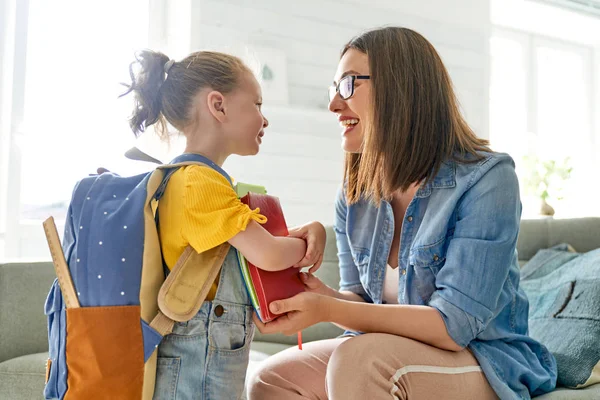 Genitore e allievo della scuola materna . — Foto Stock