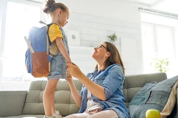 Eltern und Schüler im Vorschulalter. — Stockfoto