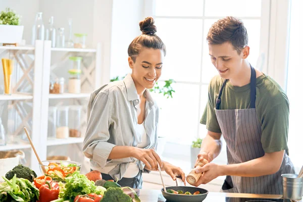 Liefdevolle paar is de voorbereiding van de juiste maaltijd — Stockfoto