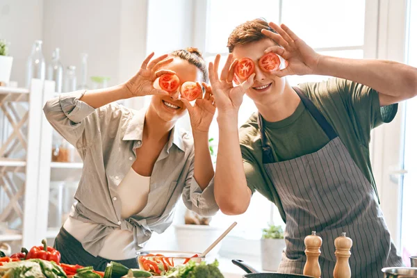 Kärleksfulla par förbereder rätt måltid — Stockfoto
