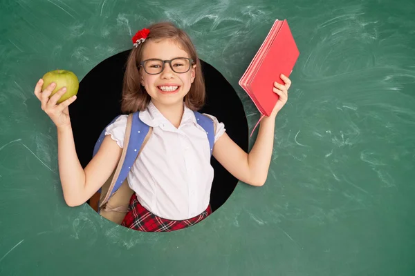 Niño en clase sobre fondo de pizarra . — Foto de Stock