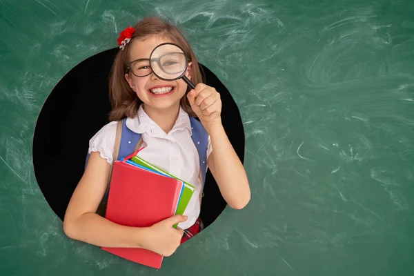 Criança na classe no fundo de quadro-negro . — Fotografia de Stock