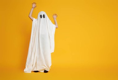 hayalet kostümlü çocuk
