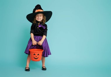 turkuaz arka plan üzerinde küçük cadı