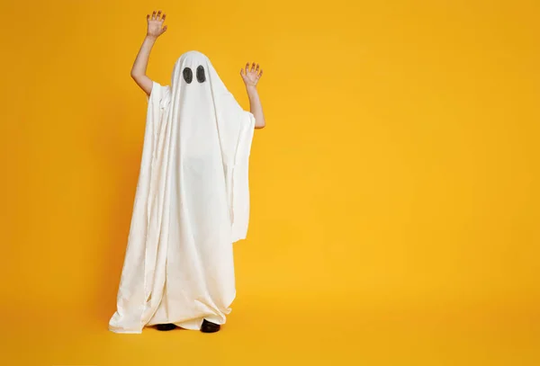 Niño disfrazado de fantasma — Foto de Stock