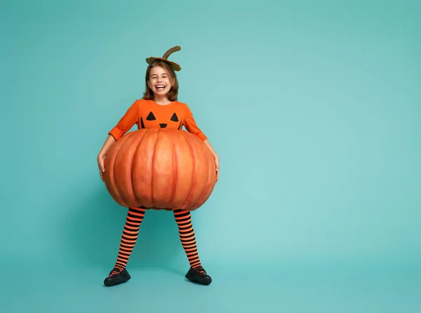 Niña en traje de calabaza —  Fotos de Stock