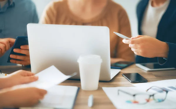 Arbetsdag i office. — Stockfoto