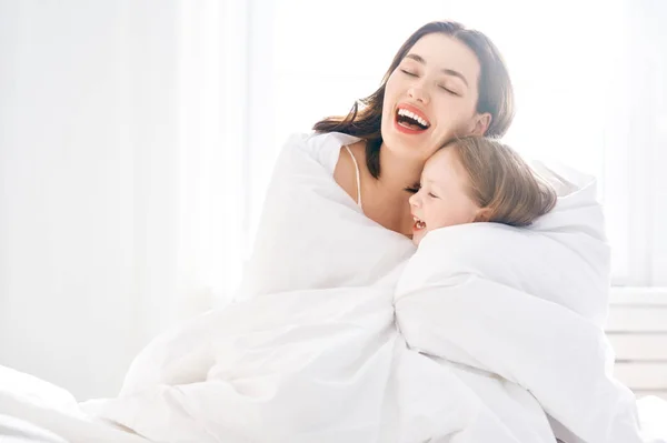 Mädchen und ihre Mutter genießen sonnigen Morgen — Stockfoto