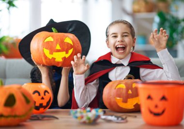 balkabağı oyma ile çocuklar