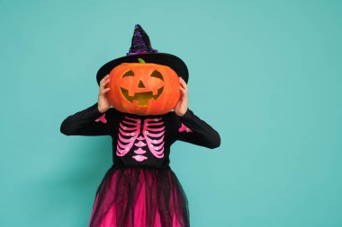 turkuaz arka plan üzerinde küçük cadı