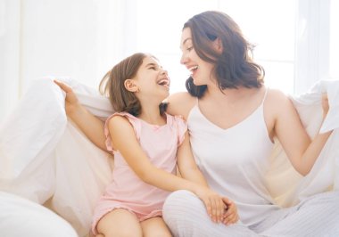 kız ve annesi güneşli sabah zevk