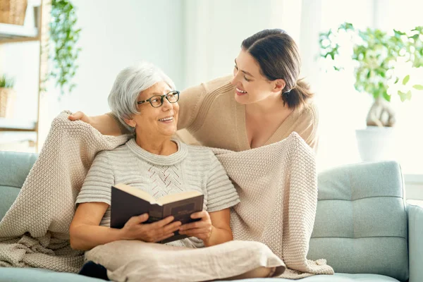 Mutter und ihre erwachsene Tochter — Stockfoto