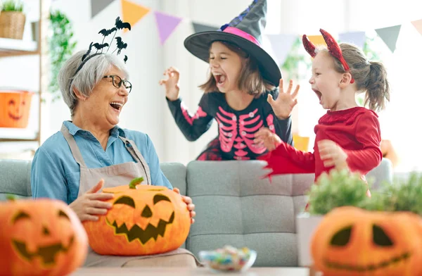 Familia celebrando Halloween — Foto de Stock