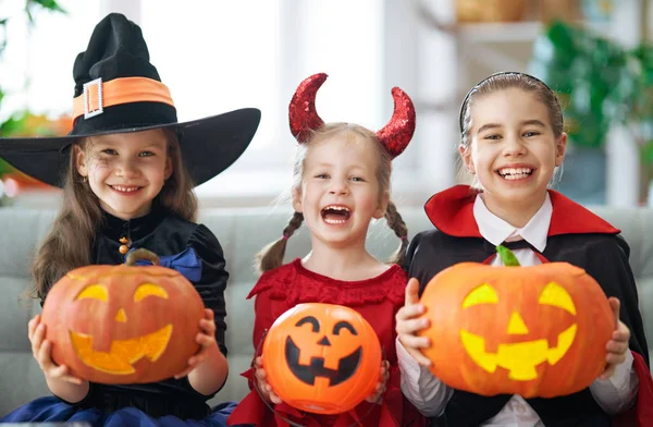 Kinder mit schnitzendem Kürbis — Stockfoto