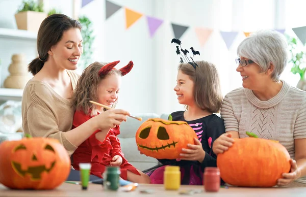 Familia celebrando Halloween — Foto de Stock