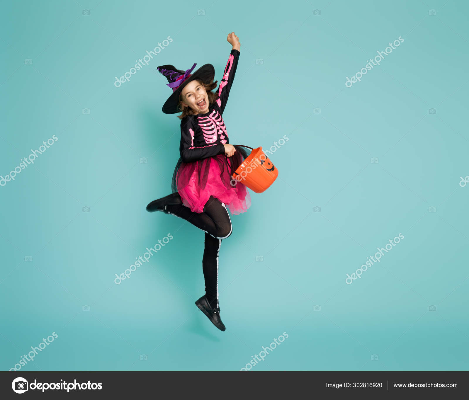 Foto de Feliz Dia Das Bruxas Bruxa Pequena Alegre Bonito Com Uma