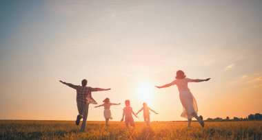 Mutlu aile sonbahar yürüyüş
