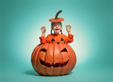 kabak kostümlü küçük kız